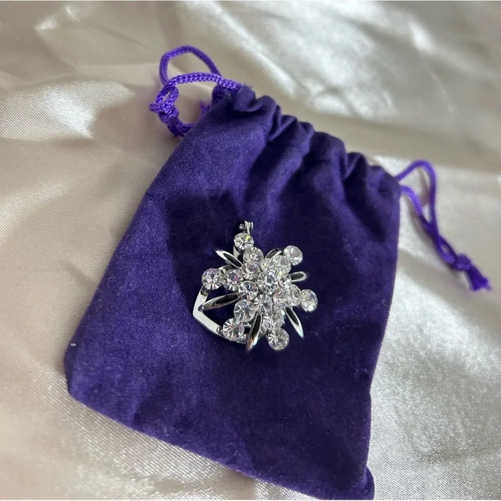 Sparkling Crystal Brooch - Picture 3 of 8